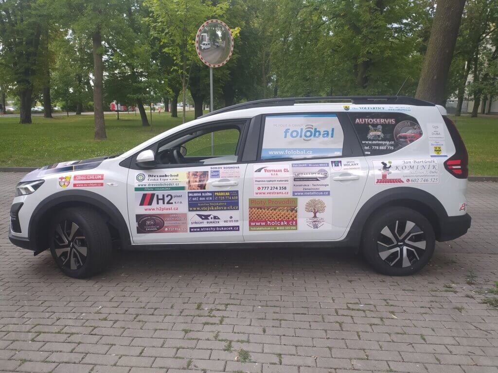 Sociální automobil pro Dětský domov Dubá-Deštná s logem firmy Kateřina Stejskalová
